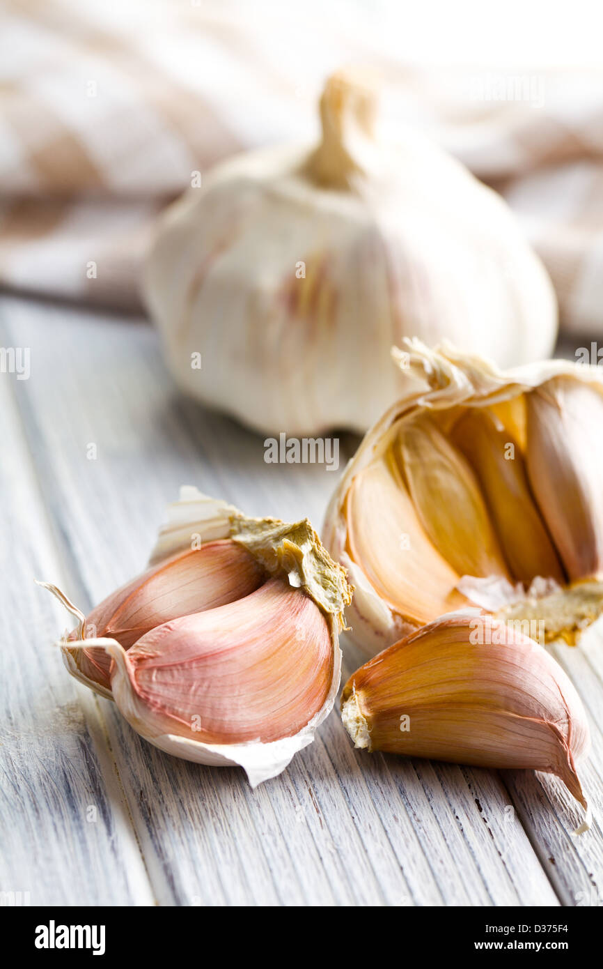 den frischen Knoblauch auf Holztisch Stockfoto