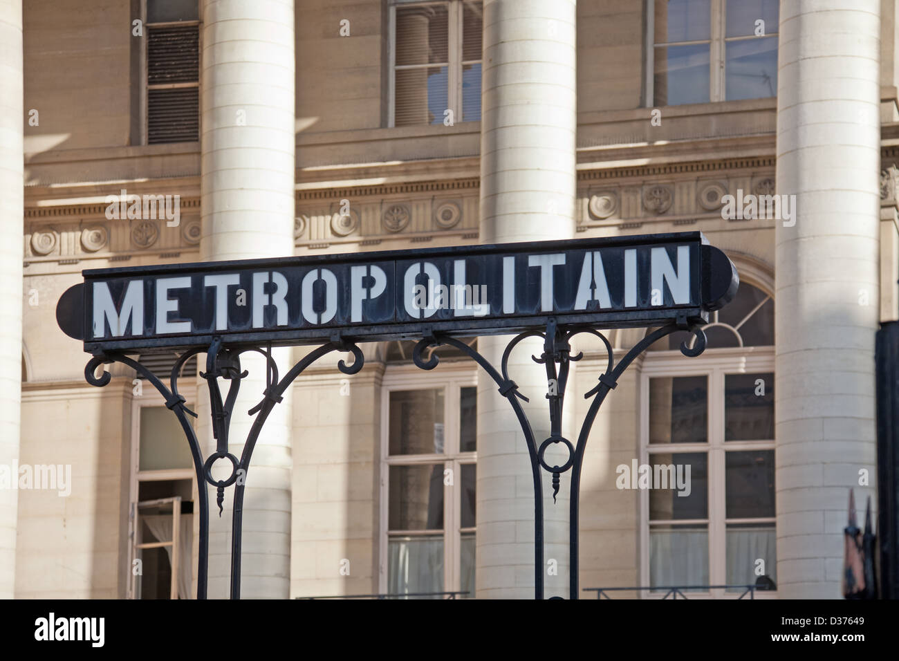 Schild für die Metro-Station Bourse (auch Exchange genannt) mit Euronext Paris, fka Bourse de Paris, die Pariser Börse im Hintergrund. Stockfoto