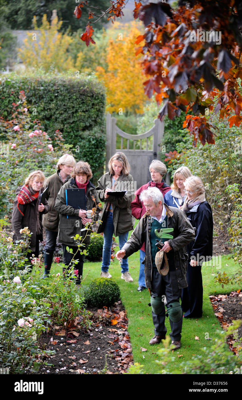 Der Gärtner Roddy Llewellyn mit einem Damen Gartenarbeit Gruppe in