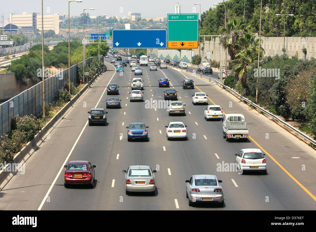 Verkehrsfluss auf der Autobahn während der Hauptverkehrszeit in Tel Aviv, Israel. Stockfoto