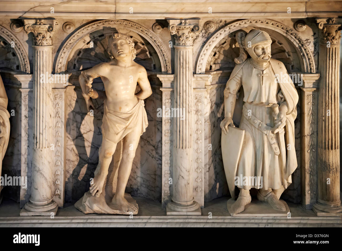 Geschnitzte Seitenteile des Renaissance-Stils Grab von Valentine Visconti Kathedrale Basilika Saint-Denis, Paris Frankreich Stockfoto