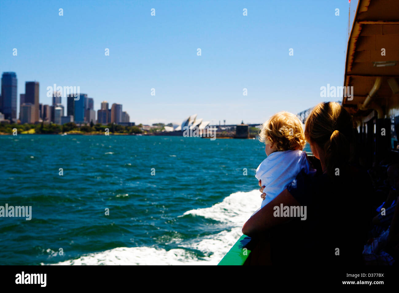 Eine Frau und Kind Anzeigen der Sydney Skyline von einem Boot an einem sonnigen Tag an Bord der Fähre, da es Ansätze in Sydney Manly. Stockfoto