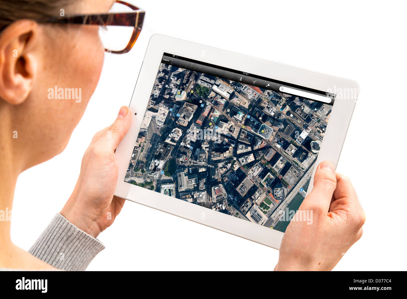 Person ist einen Tablet-Computer verwendet. Stadtplan, Satelliten-Bild-Ansicht. Stockfoto
