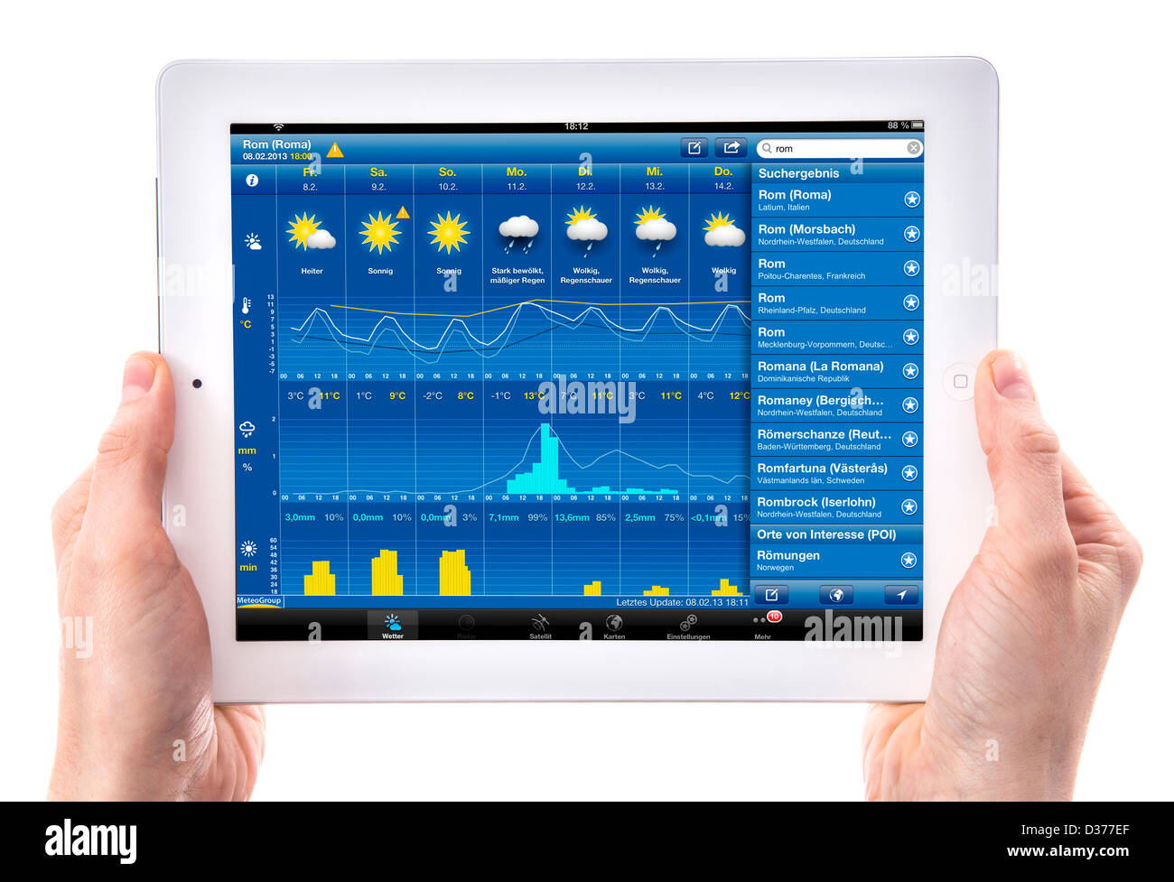 Person ist einen Tablet-Computer verwendet. Wettervorhersage-Website. Stockfoto