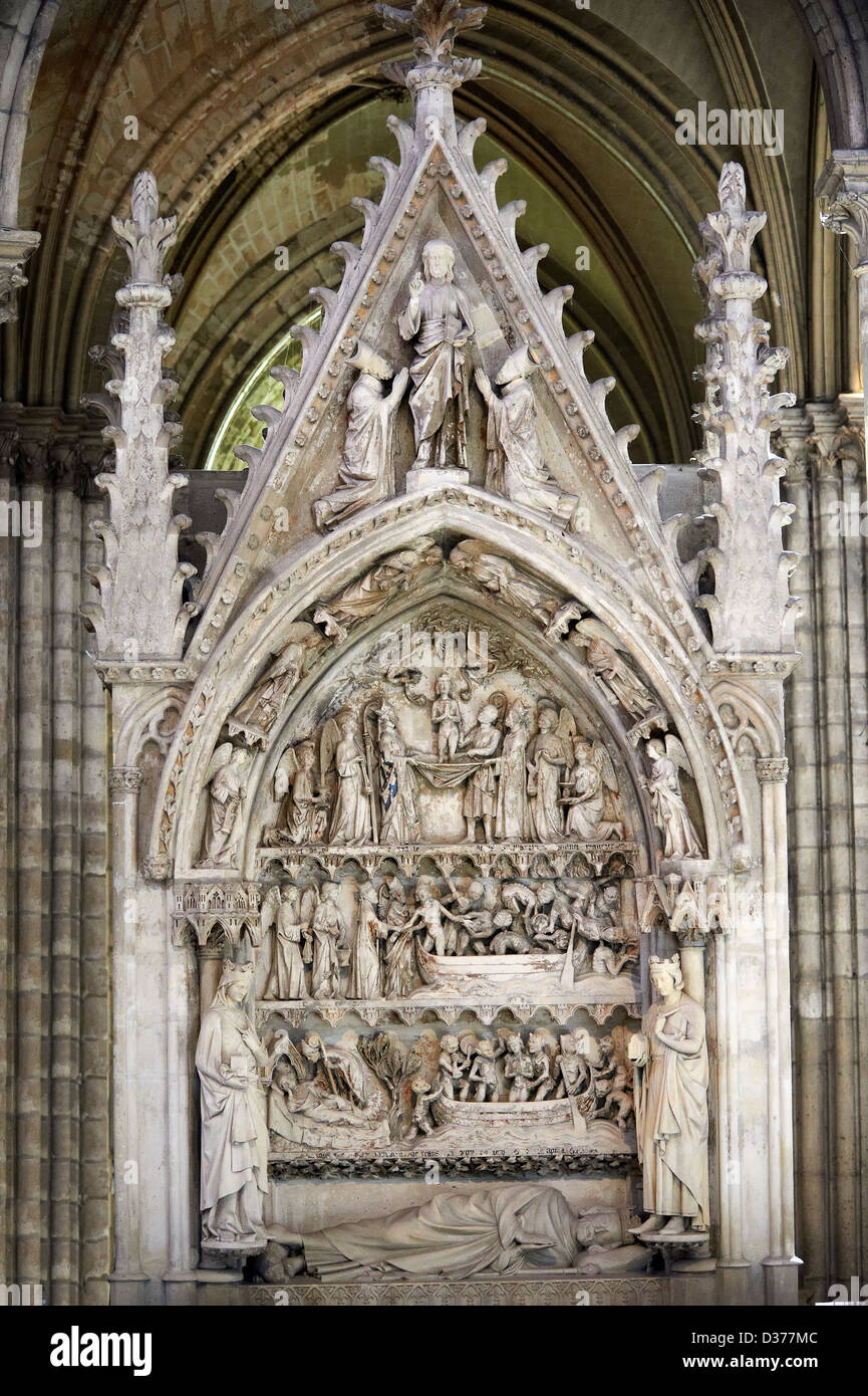 Mittelalterliche Skulpturen auf der gotischen Grab Denkmal von Dagobert (603-639) Kathedrale Basilika Saint Denis in Paris, Frankreich Stockfoto