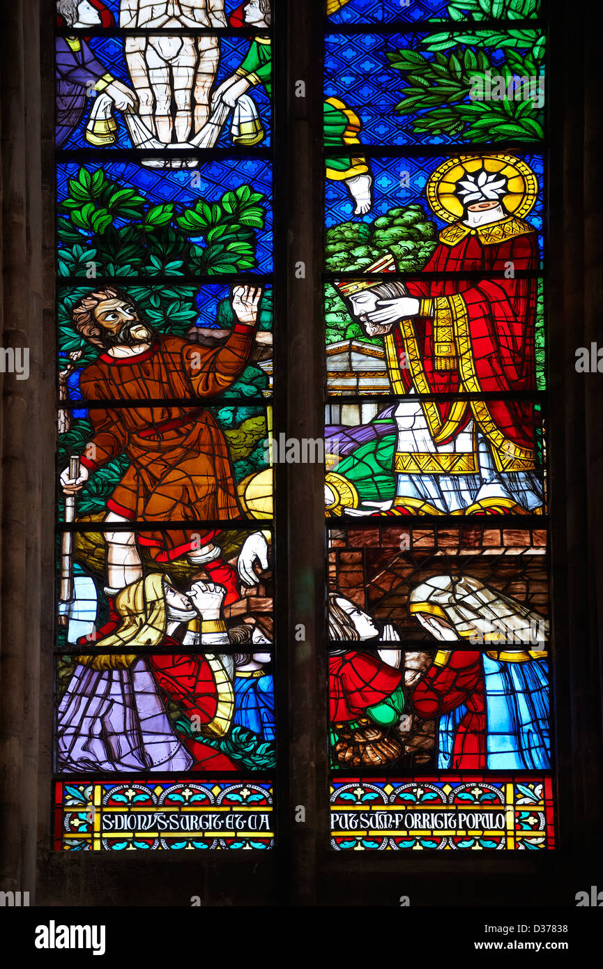 Mittelalterlichen gotischen gebeizt Glas Fenster mit Szenen aus dem Martyrium von Saint-Denis. Kathedrale Basilika Saint-Denis Paris Stockfoto