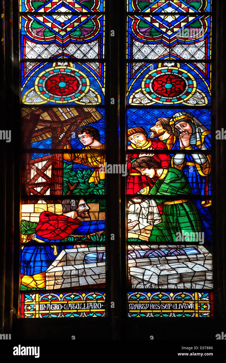 Mittelalterlichen gotischen gebeizt Glas Fenster mit Szenen aus dem Martyrium von Saint-Denis. Kathedrale Basilika Saint-Denis Paris Stockfoto