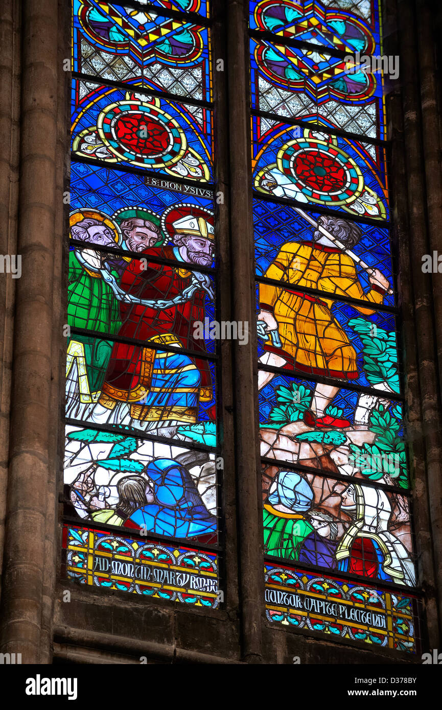 Mittelalterlichen gotischen gebeizt Glas Fenster mit Szenen aus dem Martyrium von Saint-Denis. Kathedrale Basilika Saint-Denis Paris Stockfoto