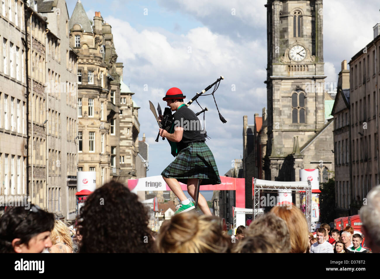 Street Performer Comedian Kilted Colin auf der Royal Mile auf dem Edinburgh International Festival Fringe, Schottland, Großbritannien Stockfoto
