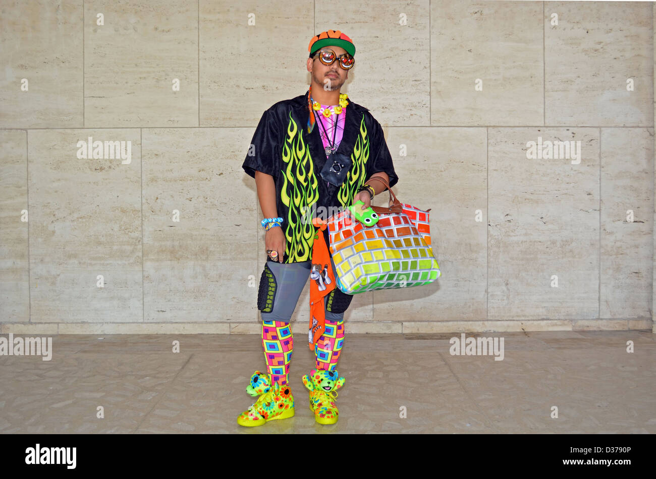 Porträt eines Stylisten in einem sehr ungewöhnlichen Outfit auf der Fashion Week in New York City Stockfoto