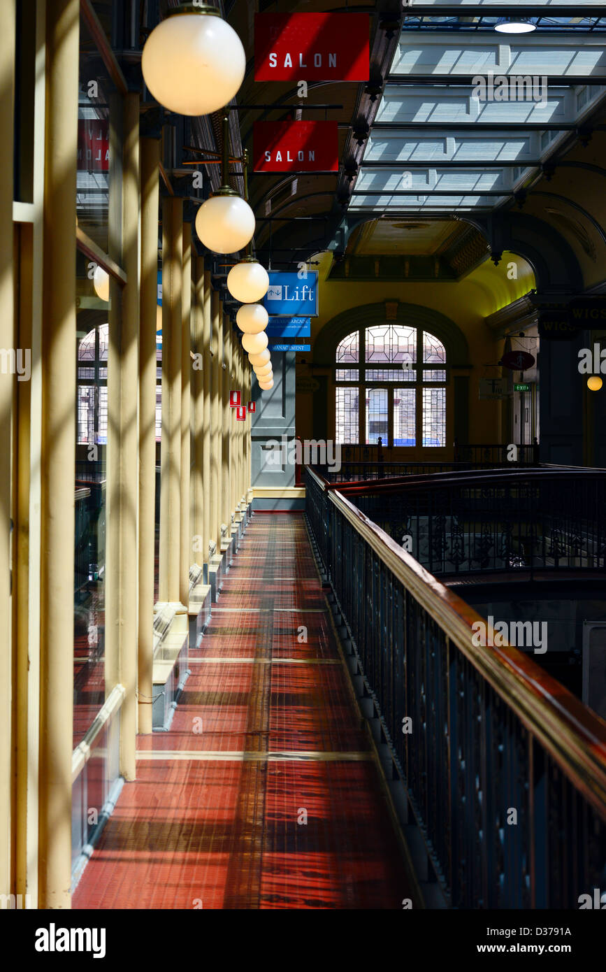 Eine im Obergeschoss Balkon der reich verzierten Adelaide Arcade Shopping Mall in Australien Stockfoto