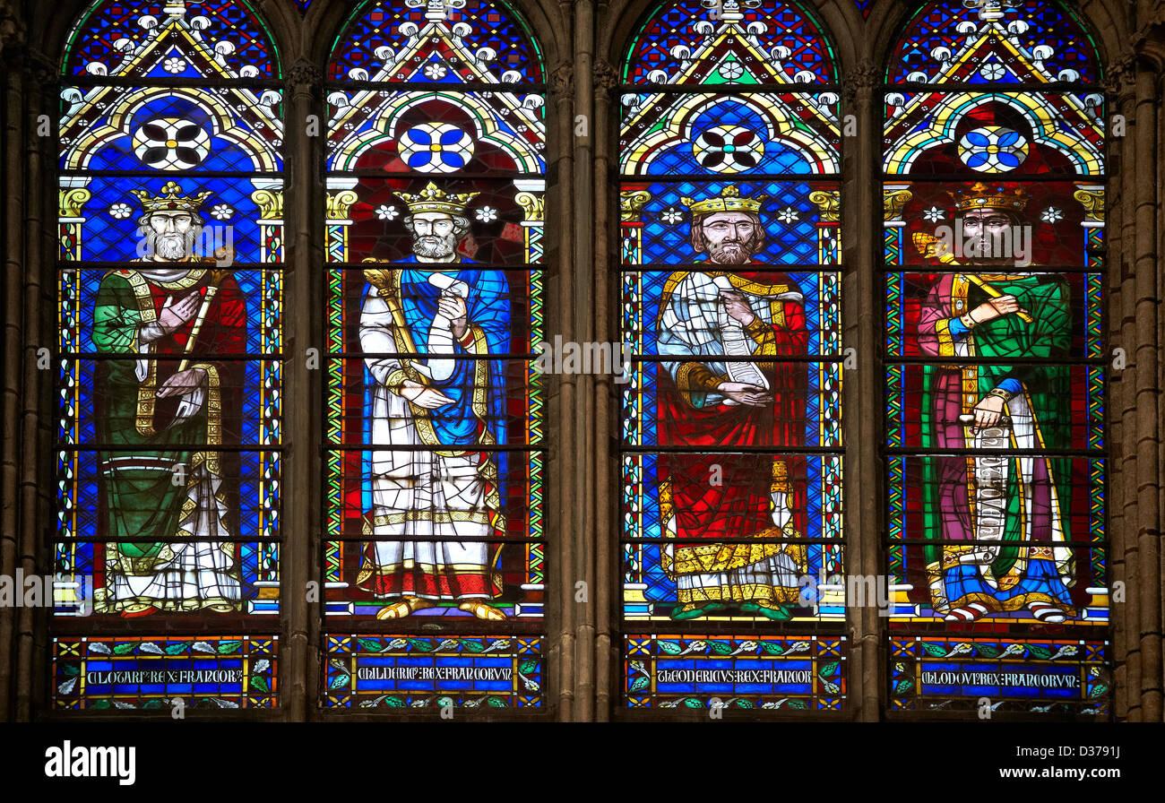 Mittelalterliche gotische Glasfenster zeigen die Könige von Frankreich. Die Kathedrale Basilika Saint-Denis Paris Frankreich Stockfoto