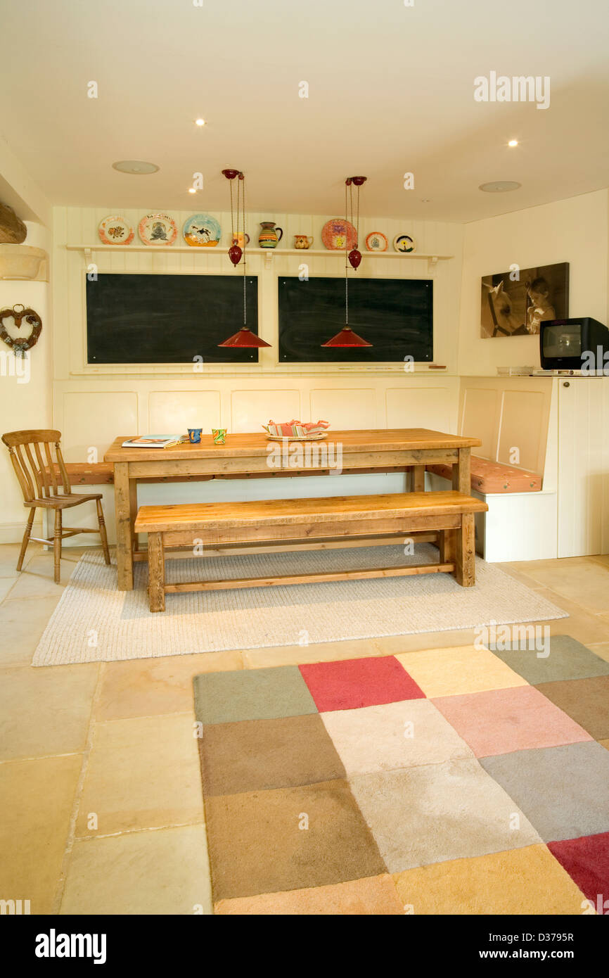 Eine Küche Essbereich mit Tisch und Bänken und Tafeln. Stockfoto
