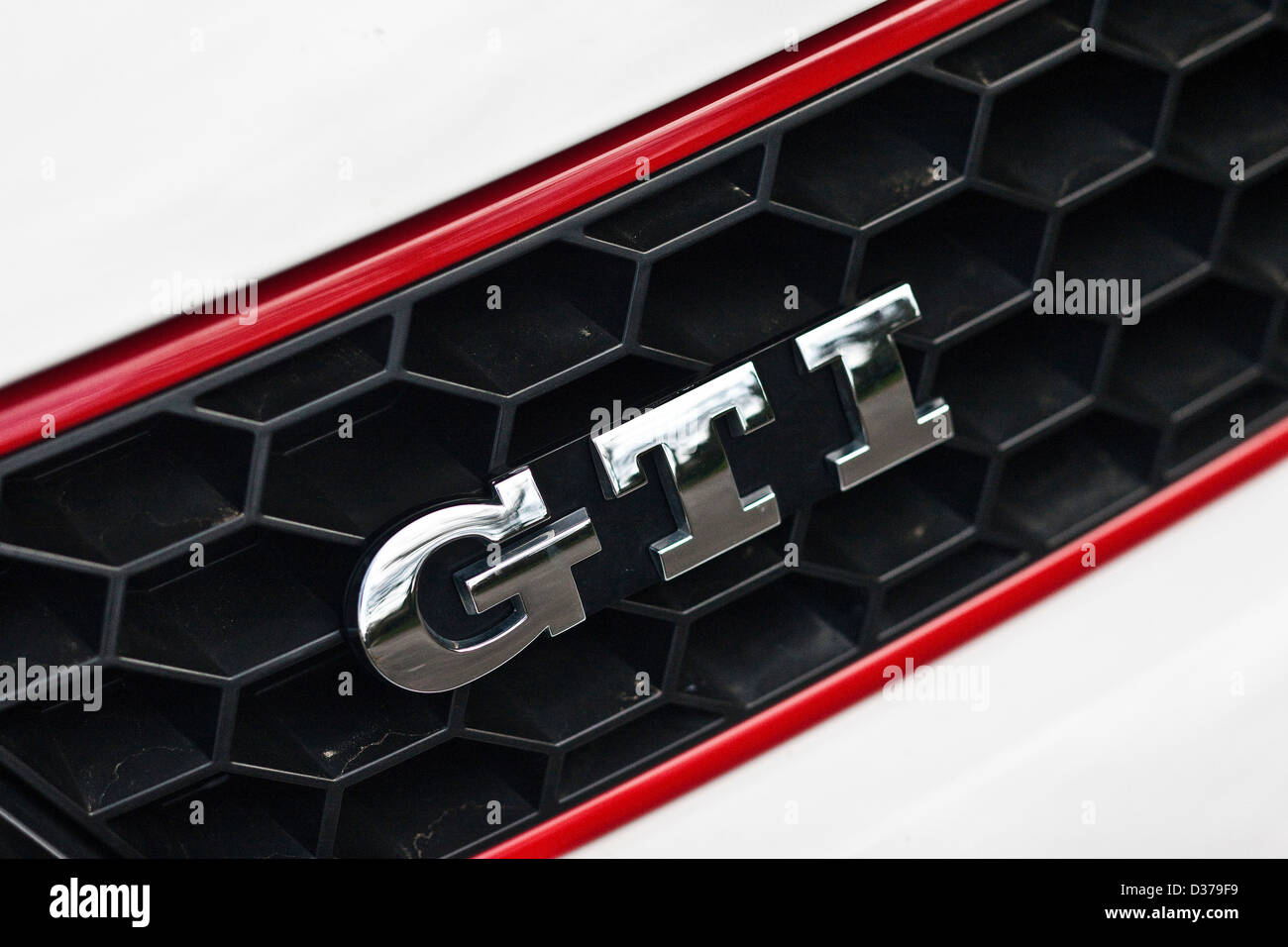 VW Volkswagen Polo GTI Abzeichen Logo auf Waben-Kühlergrill, Winchester, England, 15 03 2011 Stockfoto