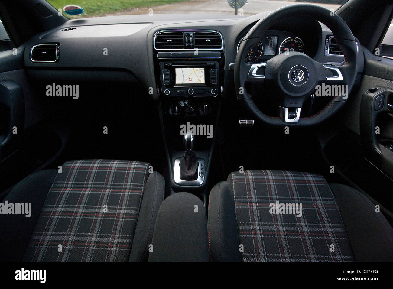 Fahrer und Beifahrer Sitze mit Lenkrad in der VW Volkswagen Polo GTI, Winchester, England, 15 03 2011 Stockfoto