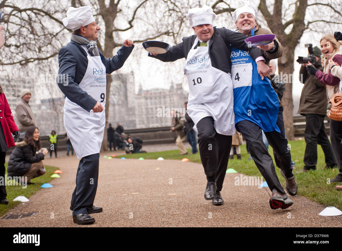 London, UK. 12. Februar 2013. – das 16. parlamentarischen Pfannkuchen Rennen findet neben den Houses of Parliament am Faschingsdienstag Geldbeschaffung für die Charity-Reha. Politiker und Parlamentarier Pfannkuchen in die Luft zu werfen und fangen sie in der Pfanne, während des Laufens. Das Team von MPs hat die Veranstaltung in diesem Jahr gewonnen. Pcruciatti / Alamy Live News Stockfoto