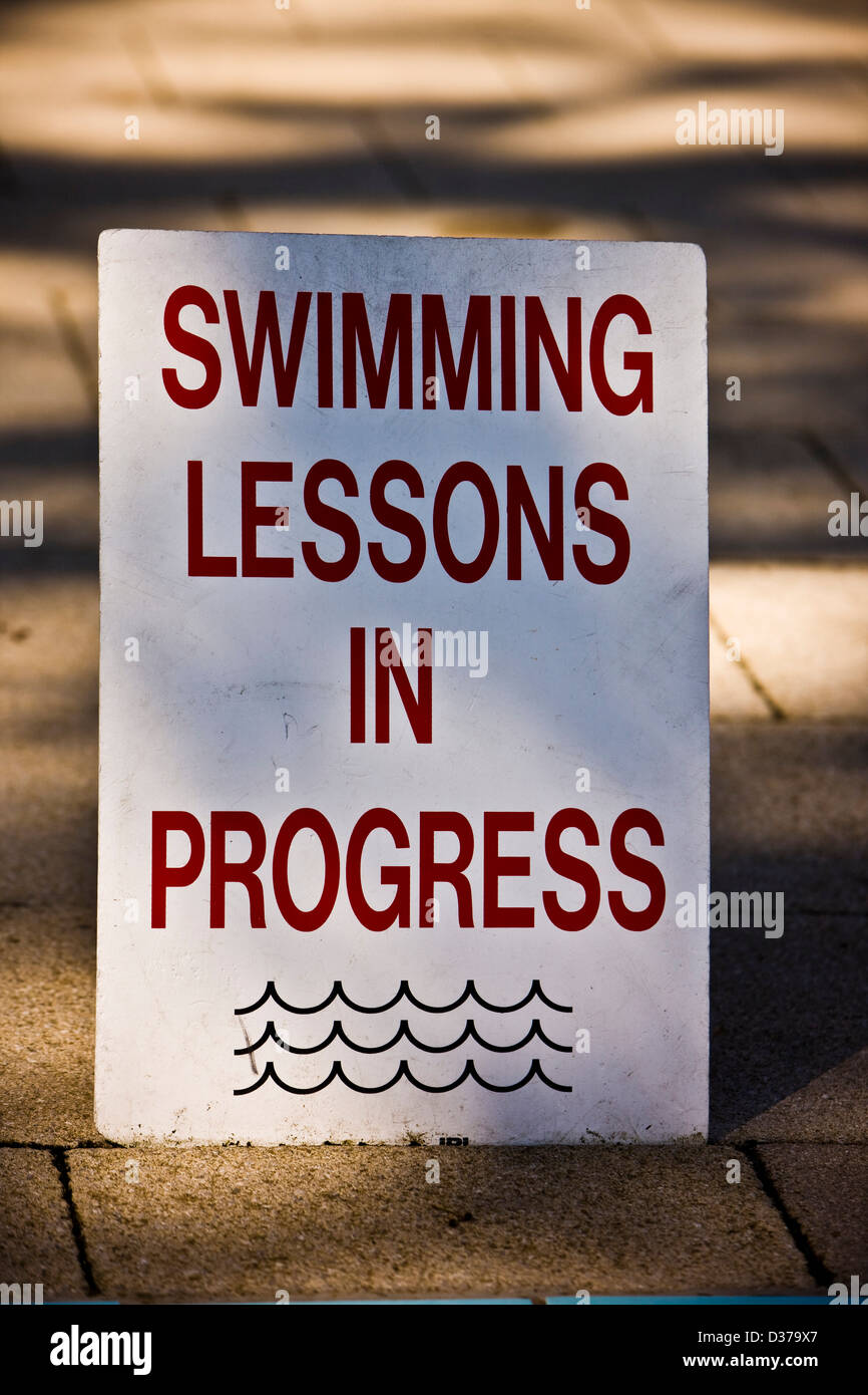 Schwimmunterricht im Gange anmelden am Pool London Fields Lido, Hackney, East London, UK Stockfoto