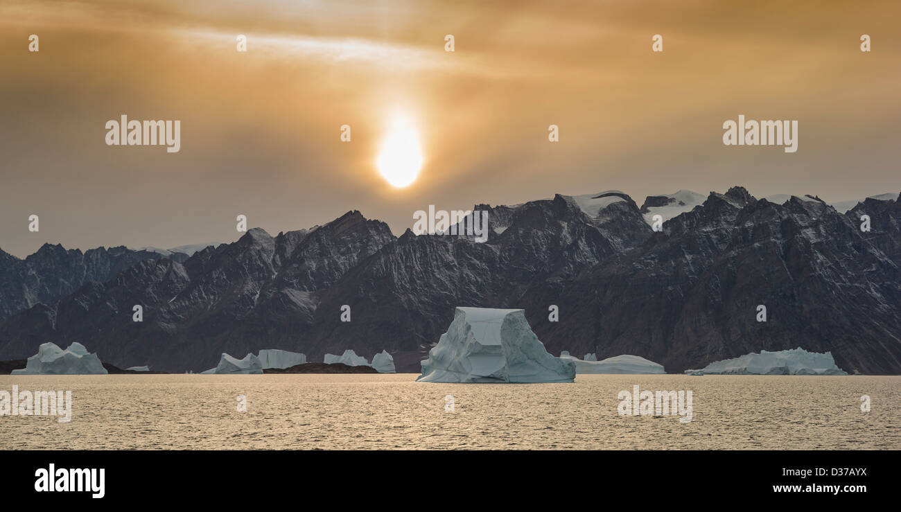 Sonnenuntergang über treiben Eisberge, Scoresbysund, Grönland Stockfoto