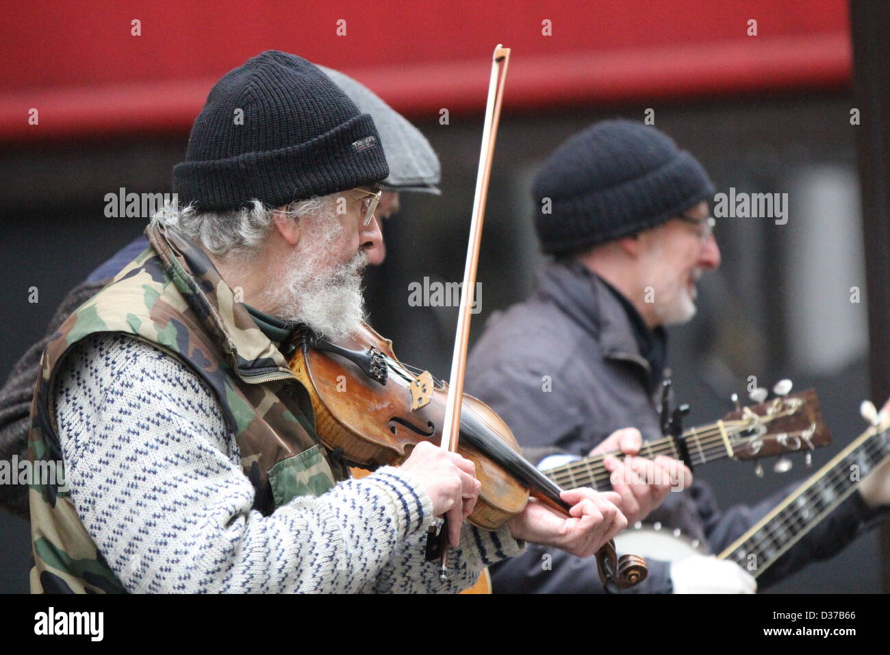 London, UK. 12. Februar 2013. Die große Spitalfields Pancake Race. Das Rennen läuft entlang Dray Walk in The Old Truman Brewery auf Ziegel Lane.Credit: Ashok Saxena / Alamy Live News Stockfoto