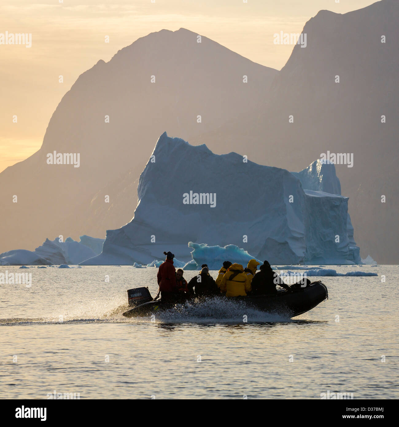 Touristen auf Zodiacs zu erkunden und zu fotografieren Eisberge, Scoresbysund, Grönland Stockfoto