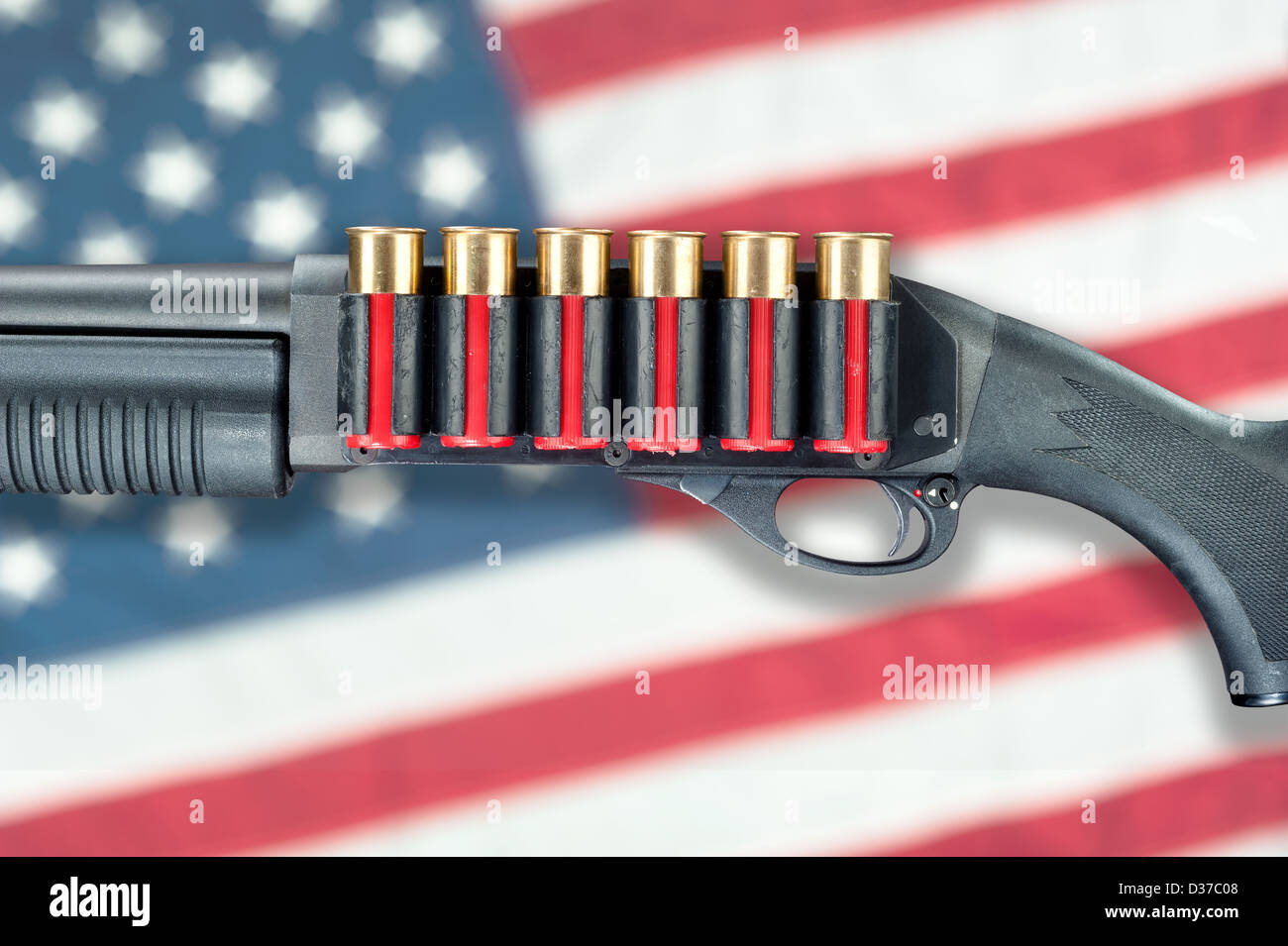 Eine Schrotflinte mit rote Muschel Patrone Munition isoliert gegen eine amerikanische Flagge. Stockfoto