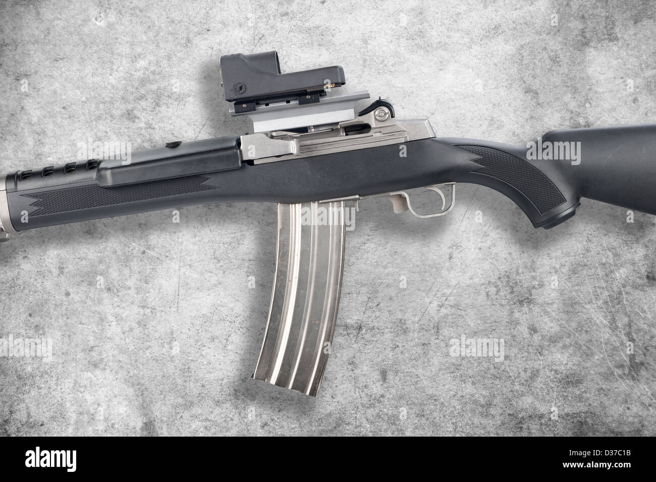 Ein Sturmgewehr über einem grauen Grunge Hintergrund für Waffenkontrolle Rückschlüsse und andere Waffe-Themen. Stockfoto