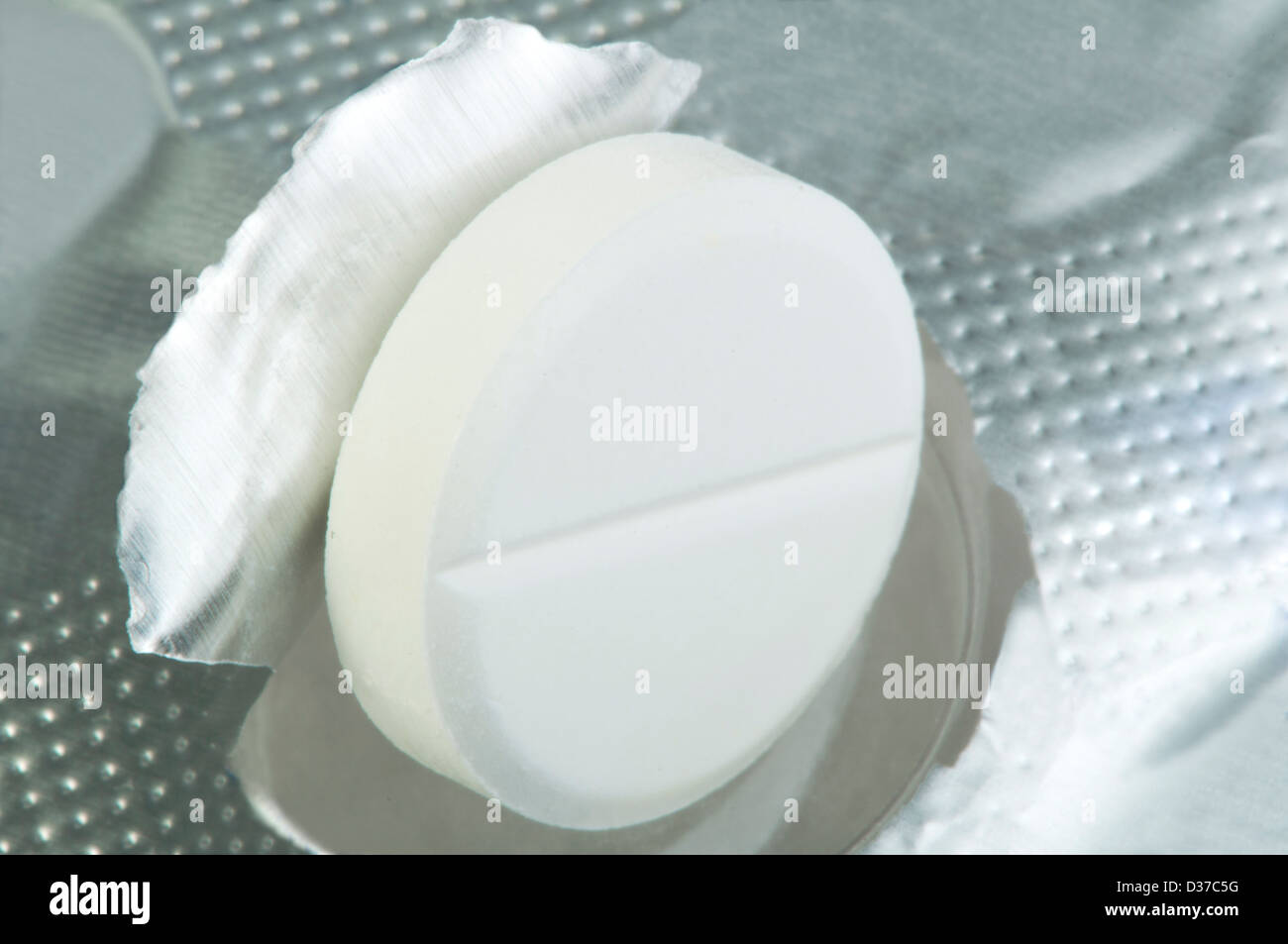 Weiße Pille in einer Packung sehr hautnah. Makro-Studio gedreht Stockfoto