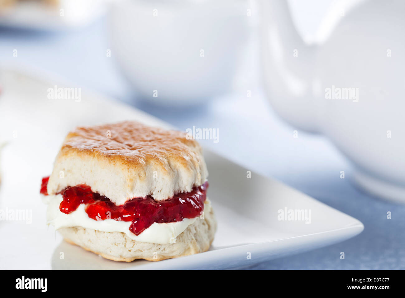 Scone mit marmelade und sahne -Fotos und -Bildmaterial in hoher ...