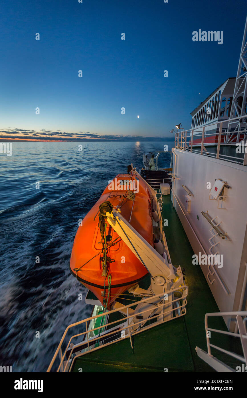 Rettungsboot auf Kreuzfahrtschiff, Scoresbysund, Grönland Akademik ...