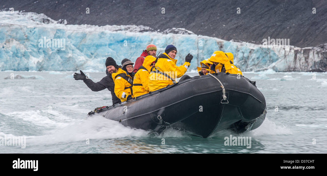 Touristen auf Zodiacs erkunden, Spitzbergen, Norwegen Stockfoto