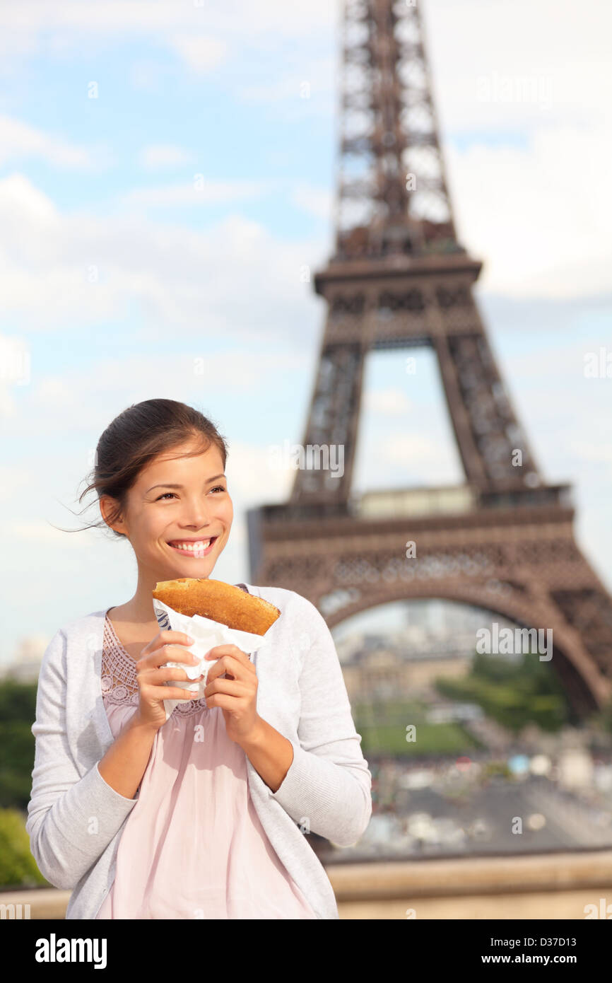 Happy mixed Rennen Chinesin asiatische / Caucasian französische Crêpe essen / Pfannkuchen vor Eiffelturm, Paris, Frankreich Stockfoto