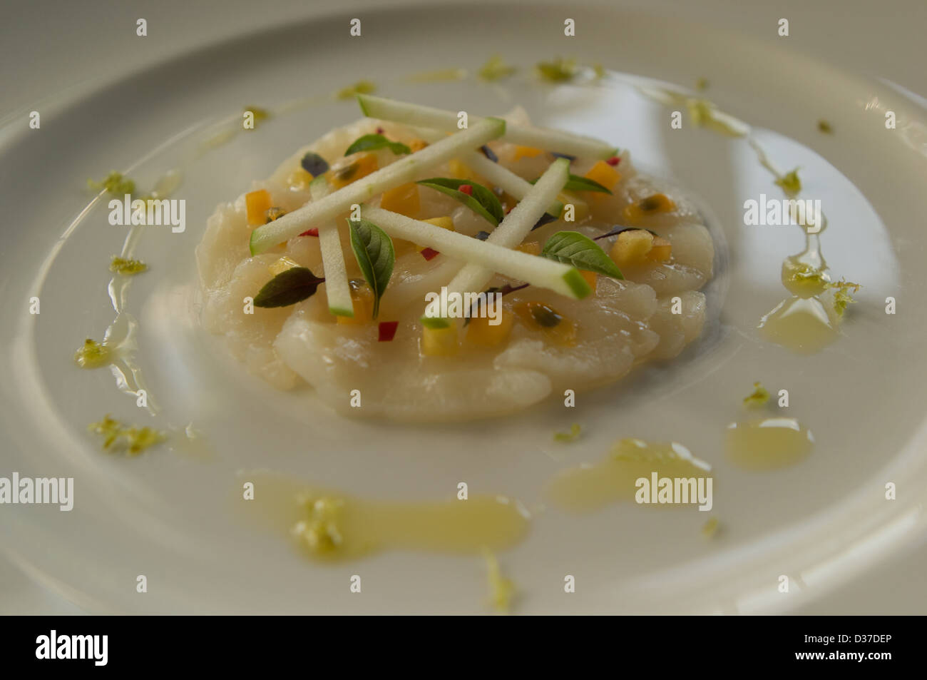 Jakobsmuschel-Carpaccio mit Vanille Creme Fraiche, gebratener Ananas ...
