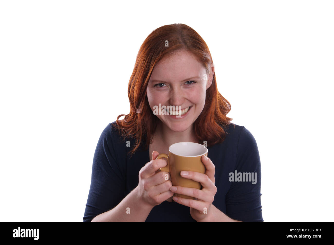 lächelnde Frau hält Tasse mit beiden Händen Stockfoto