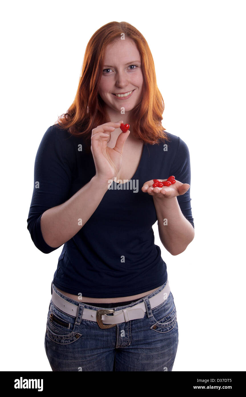 Frau präsentiert rote Keramik Herzen in ihren Händen Stockfoto