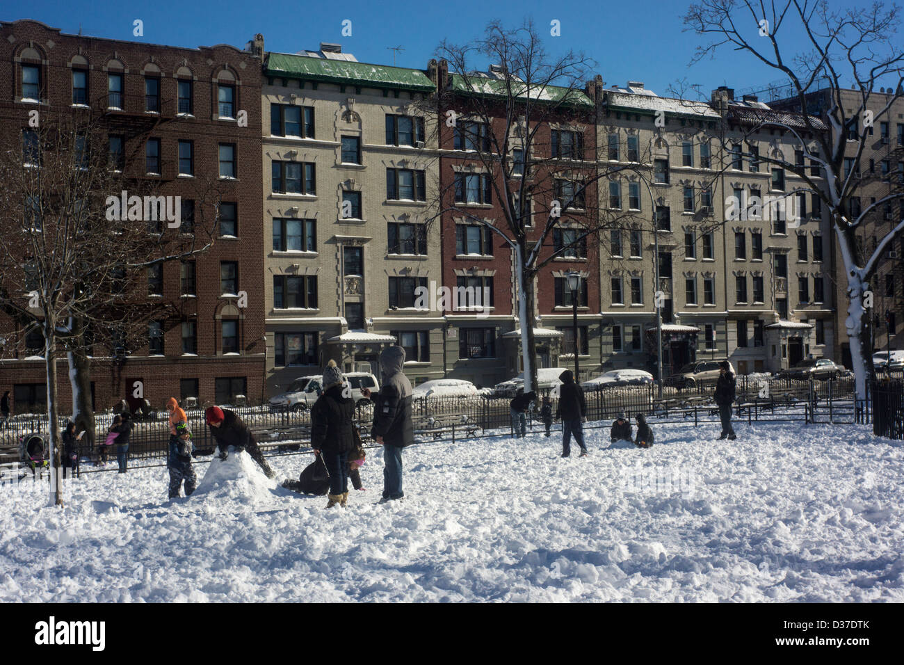 Bewohner der Bronx tummeln sich in den frischen Schnee in Poe Park in der Bronx in New York Stockfoto