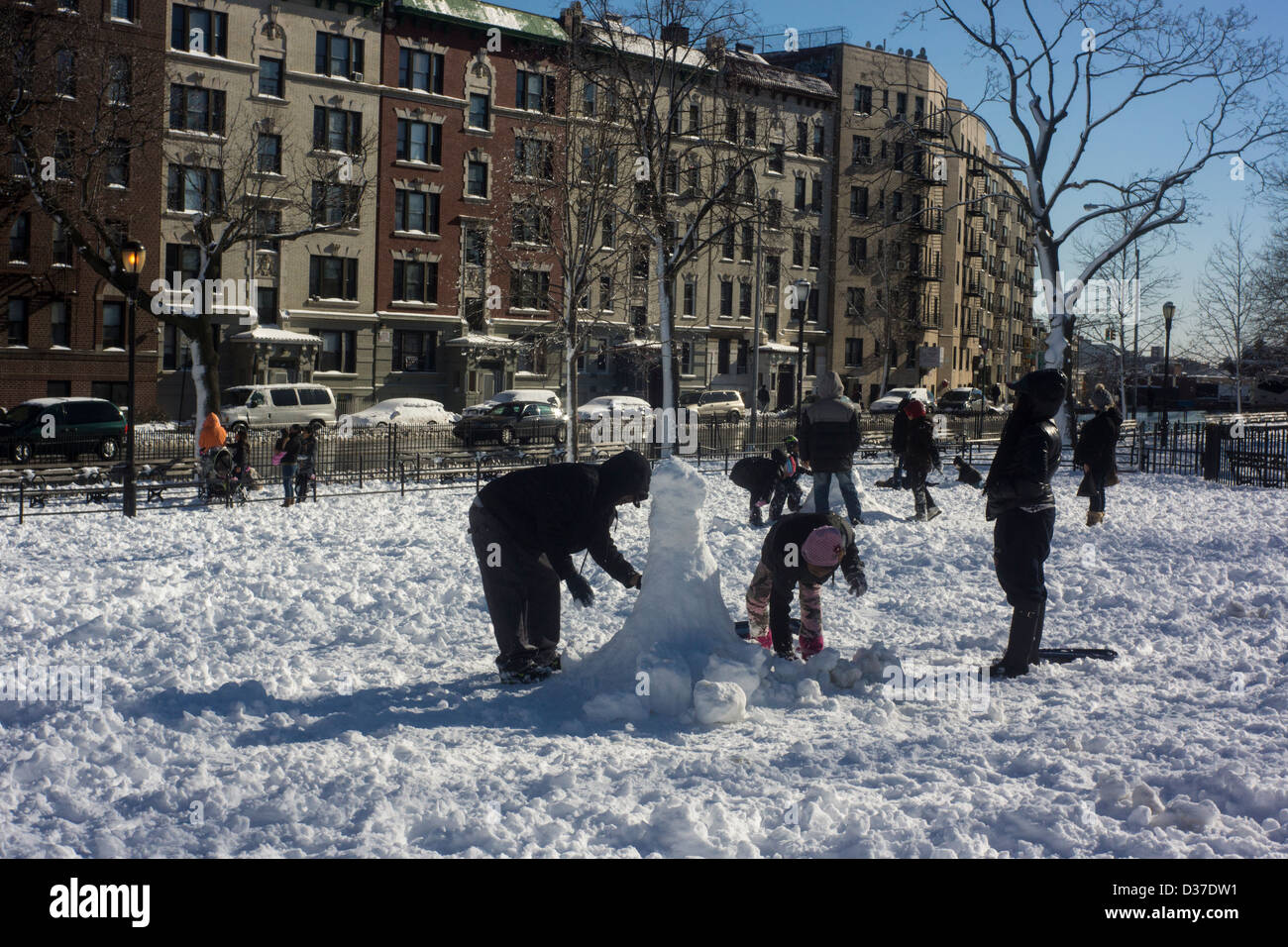Bewohner der Bronx tummeln sich in den frischen Schnee in Poe Park in der Bronx in New York Stockfoto