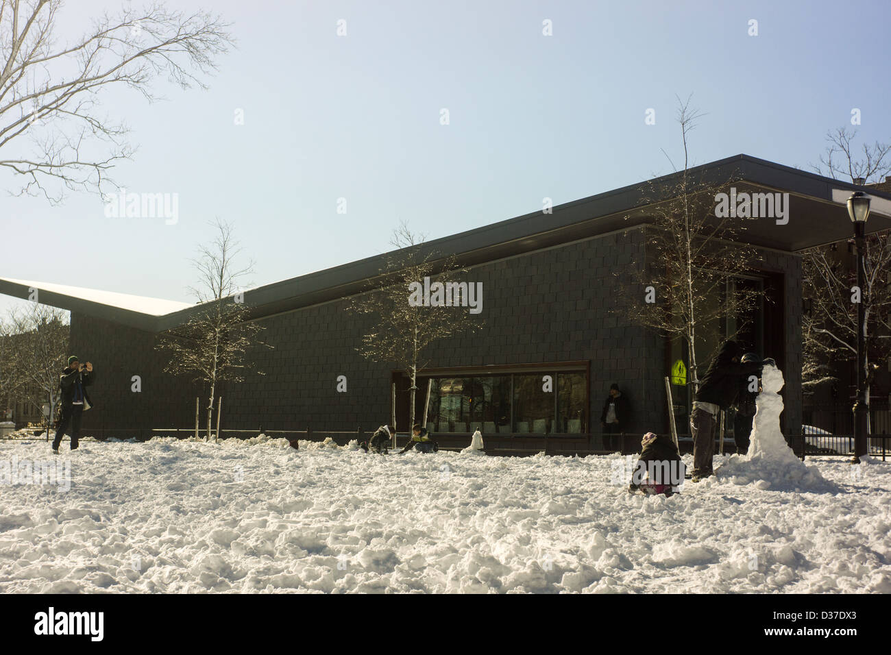 Bewohner der Bronx tummeln sich in den frischen Schnee in Poe Park in der Bronx in New York Stockfoto