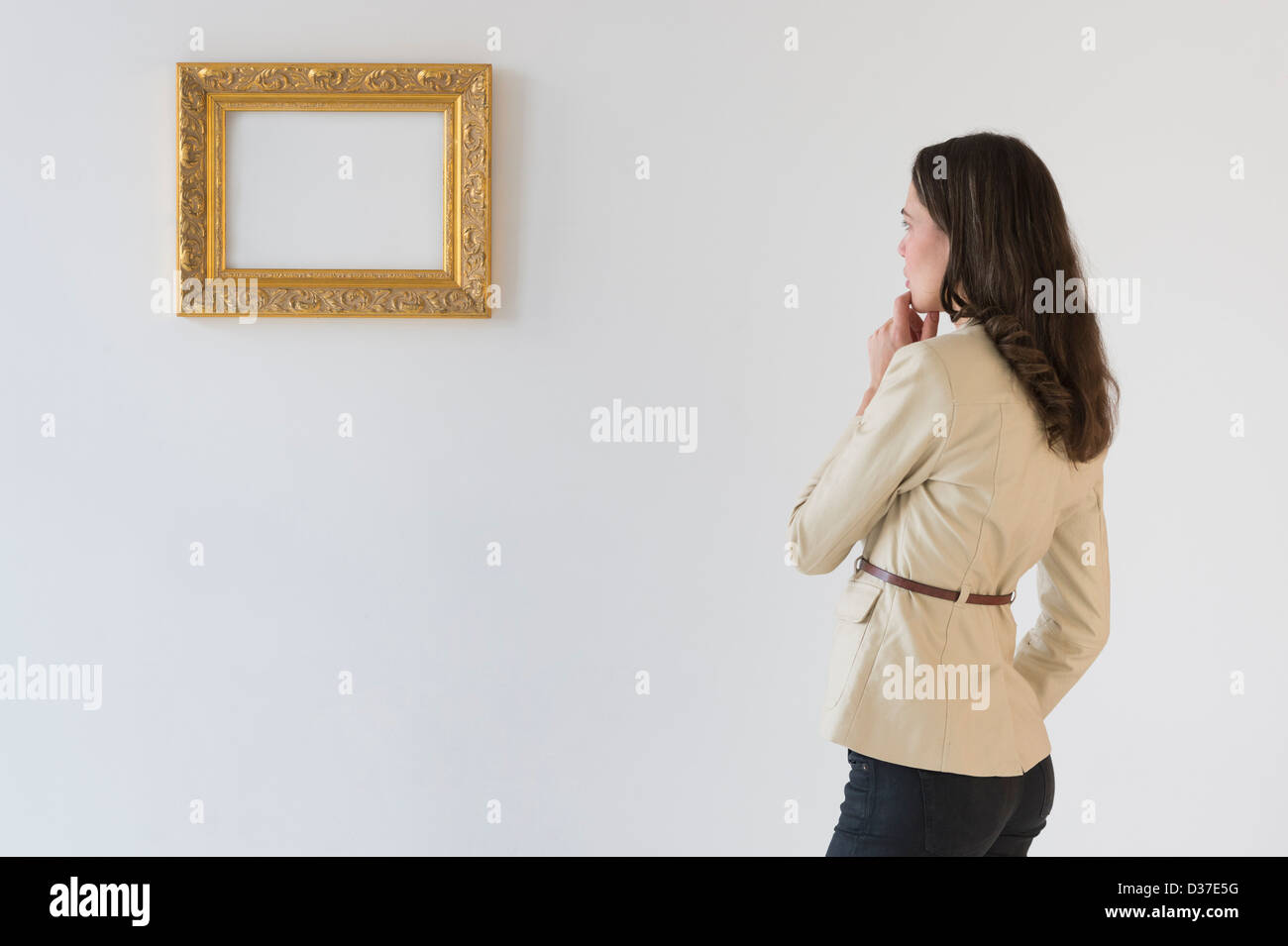 USA, New Jersey, Jersey City, Frau leeres Bild in Galerie betrachten Stockfoto