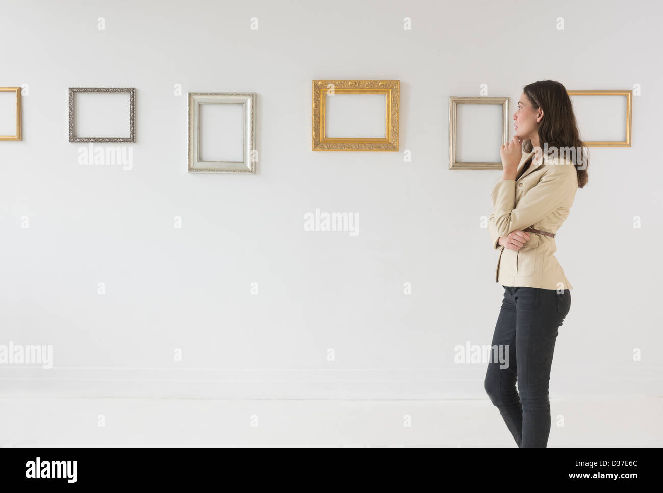 USA, New Jersey, Jersey City, Frau betrachten leere Bilder in Galerie Stockfoto