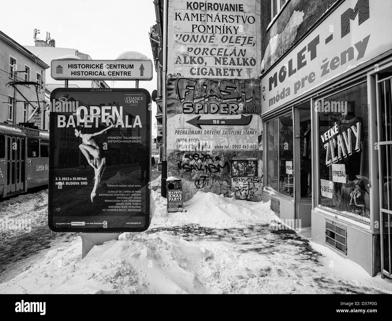 Ballett-Plakat nad ein Molet Shopn mit großformatigen Tücher auf Obchodna Street Btartislava Stockfoto