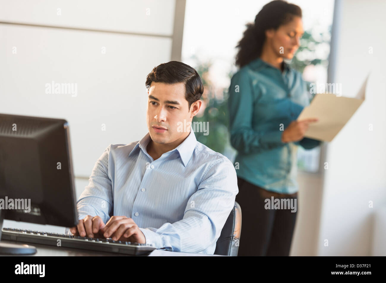 USA, New Jersey, Jersey City, Mann und Frau, die im Büro arbeiten Stockfoto
