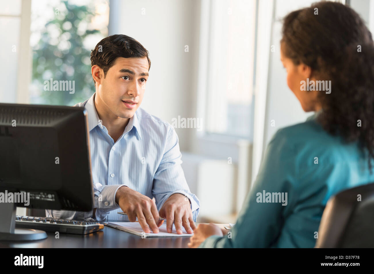 USA, New Jersey, Jersey City, Mann und Frau im Gespräch am Schalter während Job interview Stockfoto