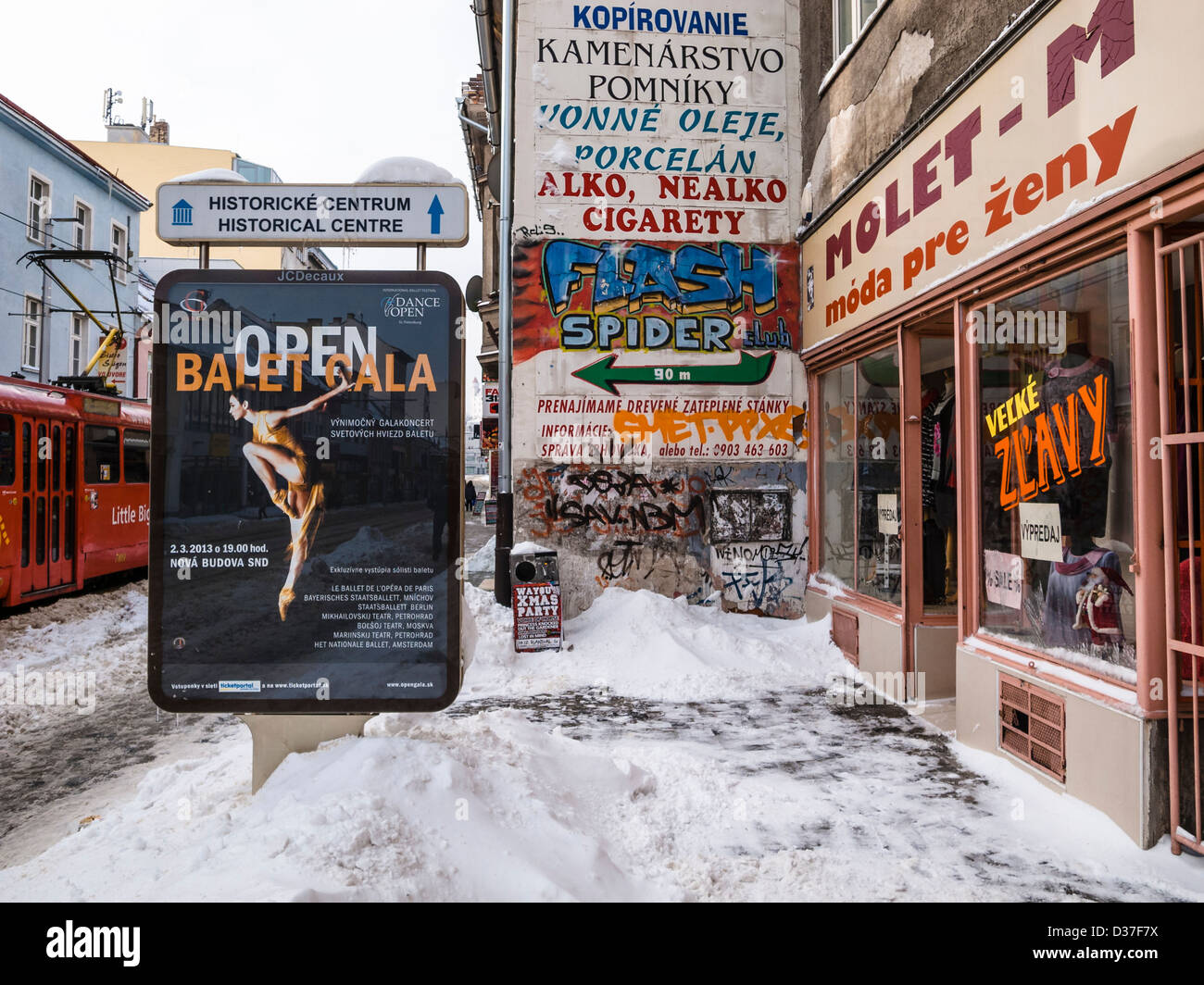 Ballett-Poster und ein Molet Geschäft mit großformatigen Tücher auf Obchodna Street Btartislava Stockfoto