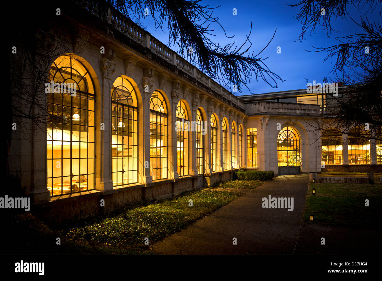 Die Multimedia-Universitätsbibliothek der Orangerie in Vichy (Frankreich). Das Gebäude ist die alte 'Celestins' Orangerie. Stockfoto