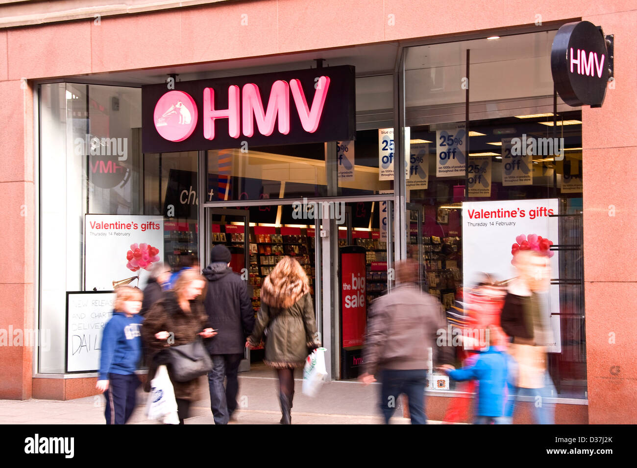 Shopper und Eintritt den unruhigen HMV Music Store in zentralen Dundee, Großbritannien Stockfoto