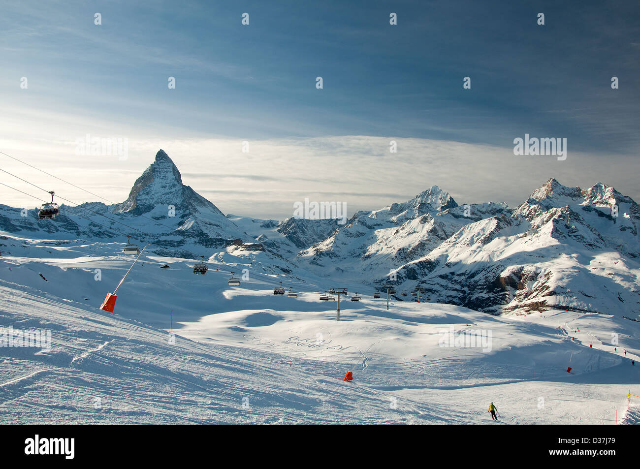 Skipiste und Sessellift in Schweizer Alpen Stockfoto