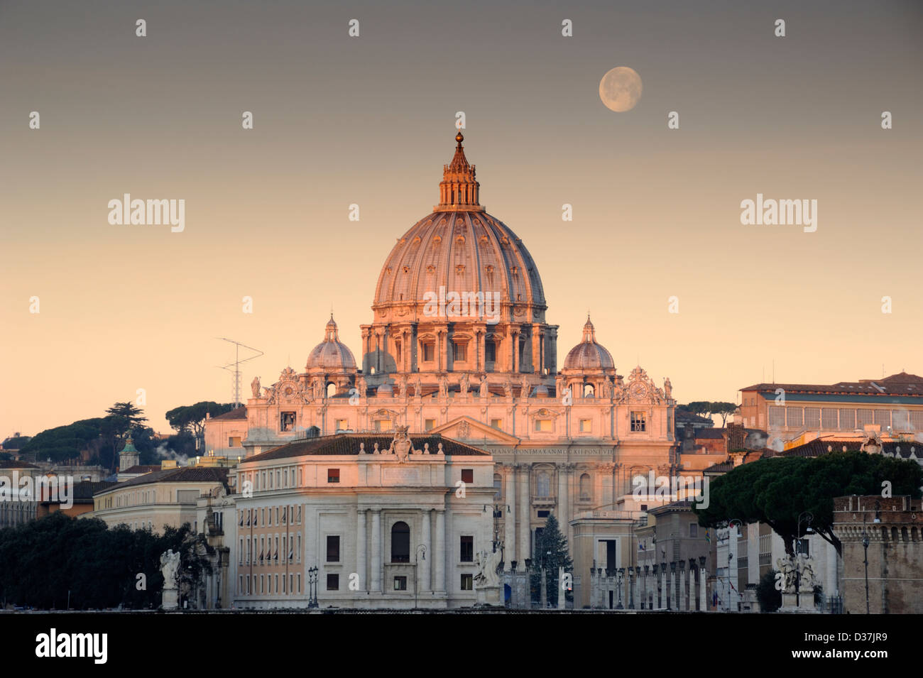 Italien, Rom, Petersdom bei Sonnenaufgang mit Monduntergang über der Kuppel Stockfoto