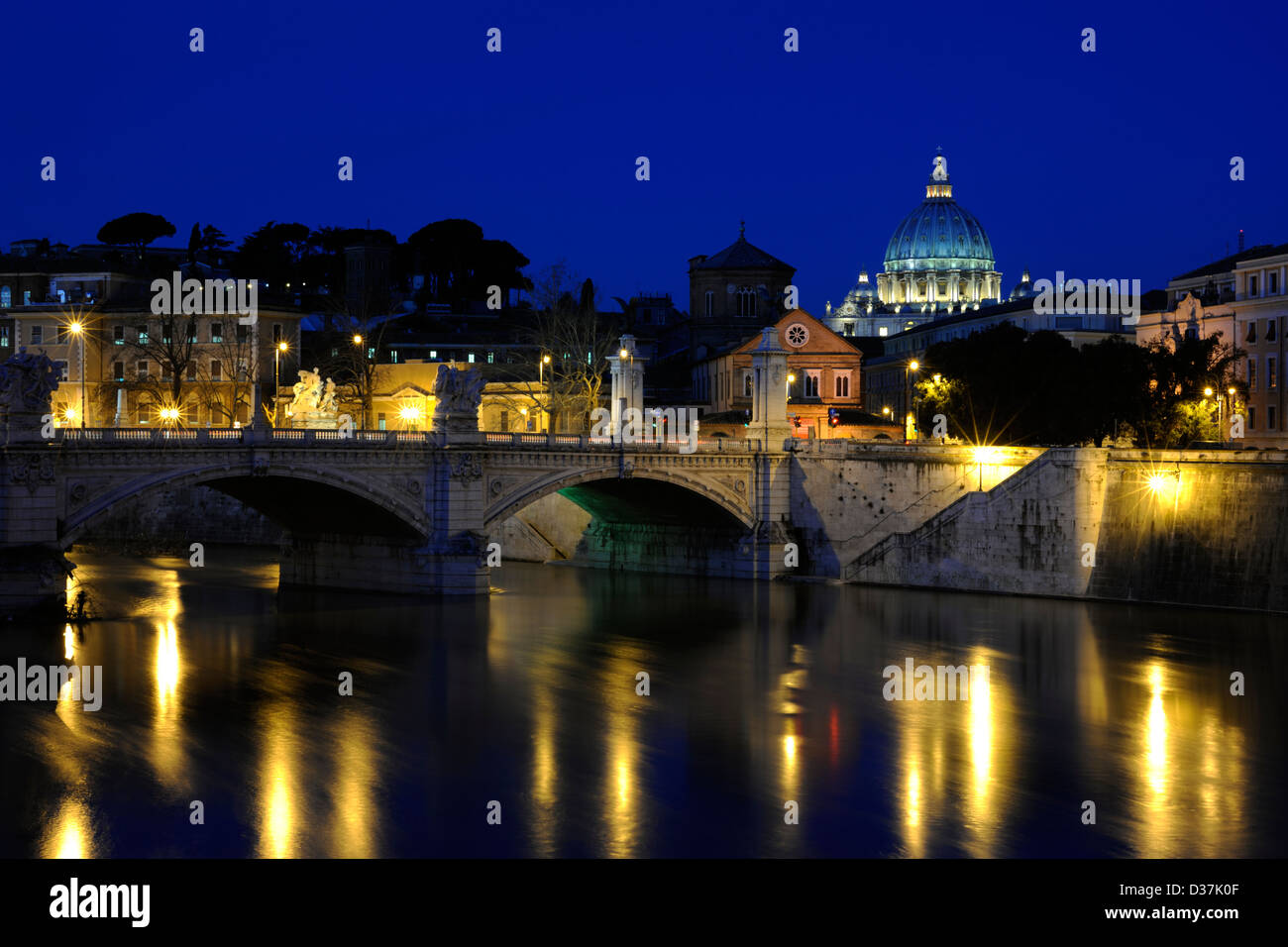 Italien, die Skyline von Rom, der Tiber, die Brücke Ponte Vittorio Emanuele II und der Petersdom vor Sonnenaufgang Stockfoto