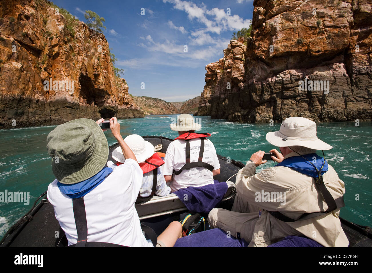 Zodiacs vom Aussie Expedition Kreuzer Orion nähern sich die berühmten horizontalen Wasserfälle von Talbot Bay, Kimberley-Region, Aust Stockfoto