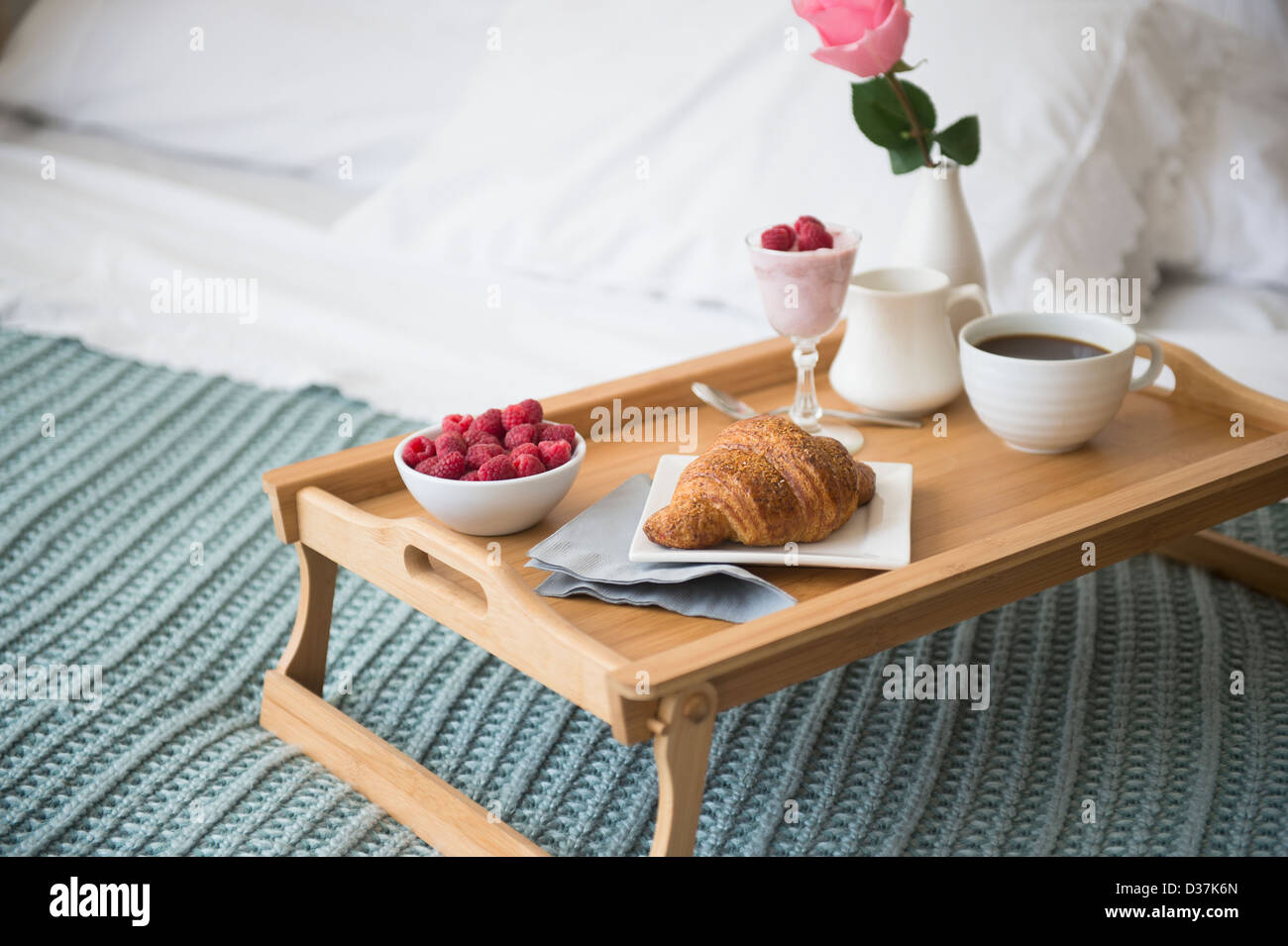 Frühstücksteller auf Bett Stockfoto